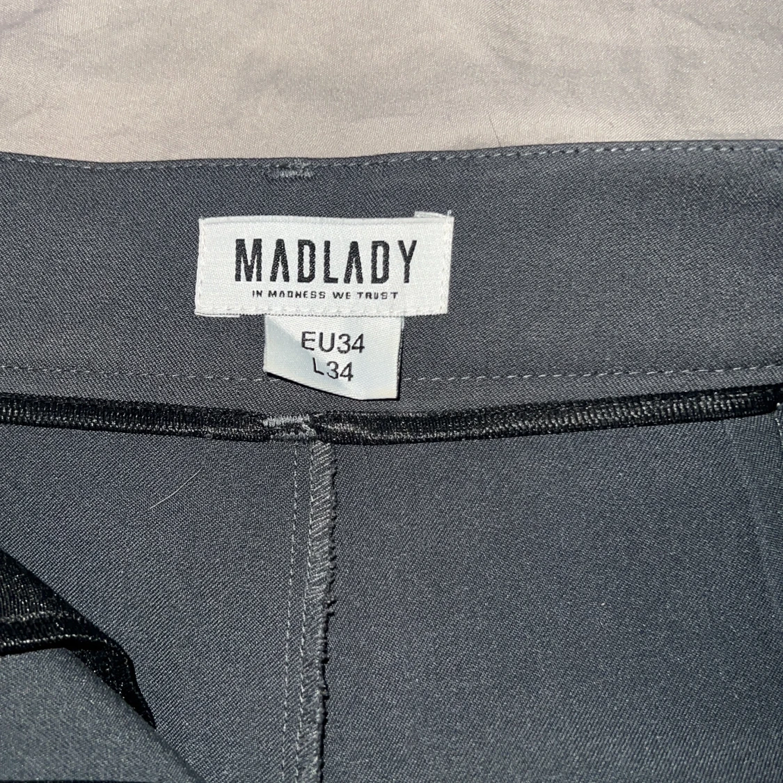 Gråa kostymbyxor med raka ben - 4