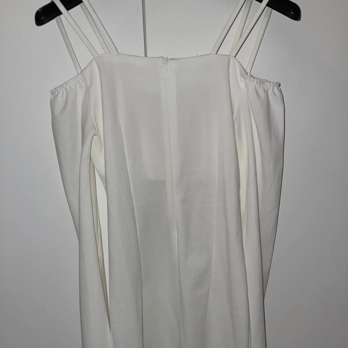 Vit långärmad klänning med axelband - 1