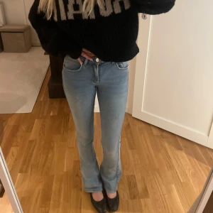 Lågmidjade jeans - Blå lågmidjade bootcut jeans från Ginatricot, storlek XS, väldigt långa i benen!💘