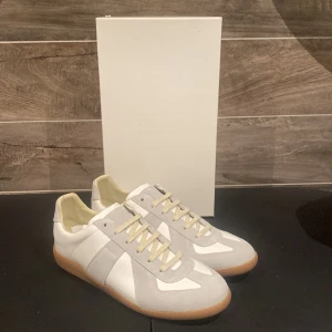 Mason margiela Gats - Säljer ett par Mason Margiela gats då dom inte passade, De är i princip nya då dom bara har prövats. Storlek 42. Följer med kartong samt dustbag. Kan säljas billigare vid snabb affär. Om du har några frågor eller funderingar är det bara att höra av sig