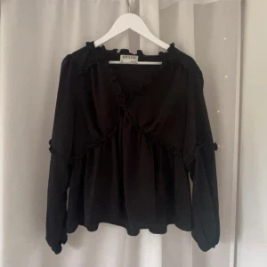 Blus - En superfin svart blus som funkar både till vardags och fest! Märket är aware. Säljs då den inte kommer till användning. 💓