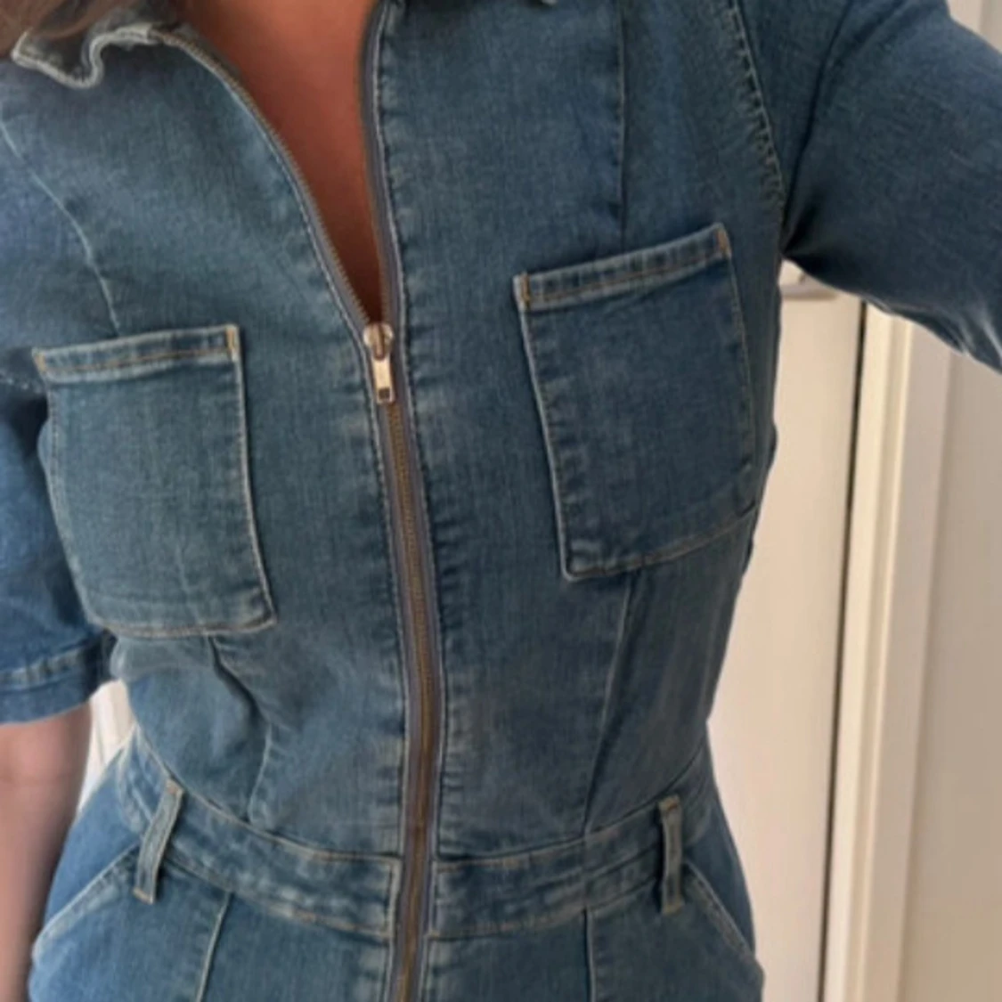 Jeansshortsdress med dragkedja från MNG