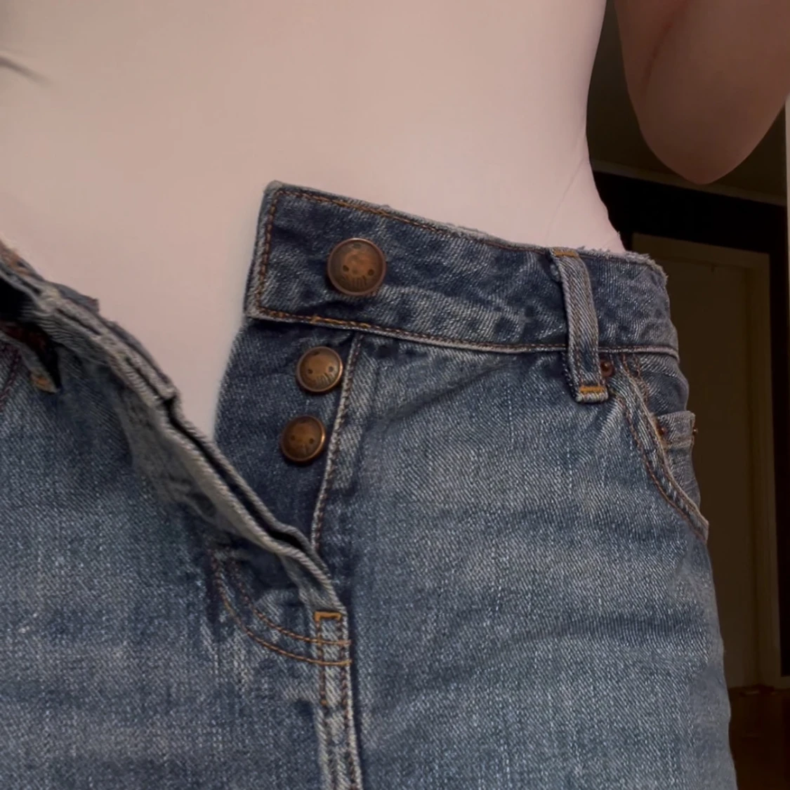 Blå jeanskjol med rå kant - 2