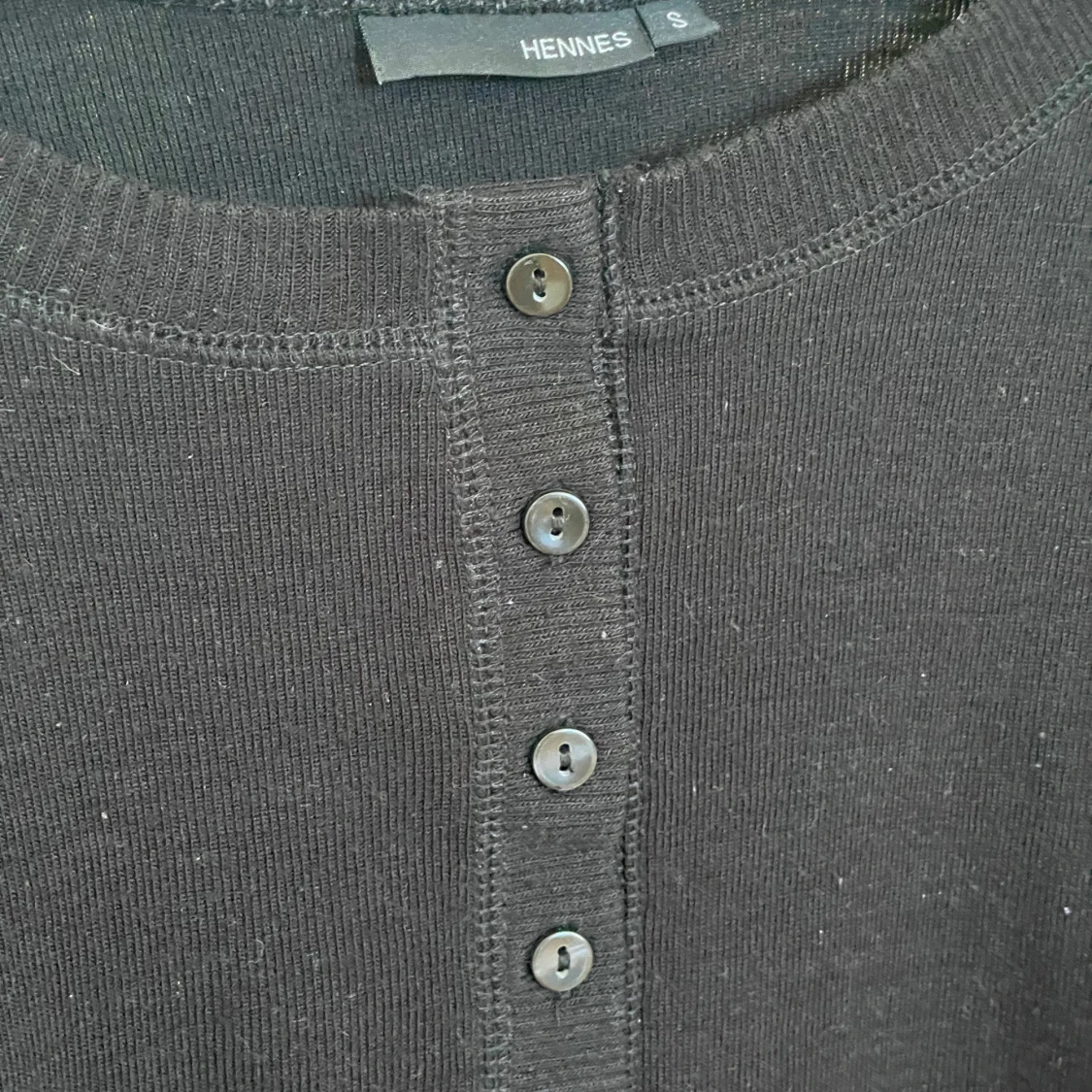 Svart stickad topp med knappar - 3