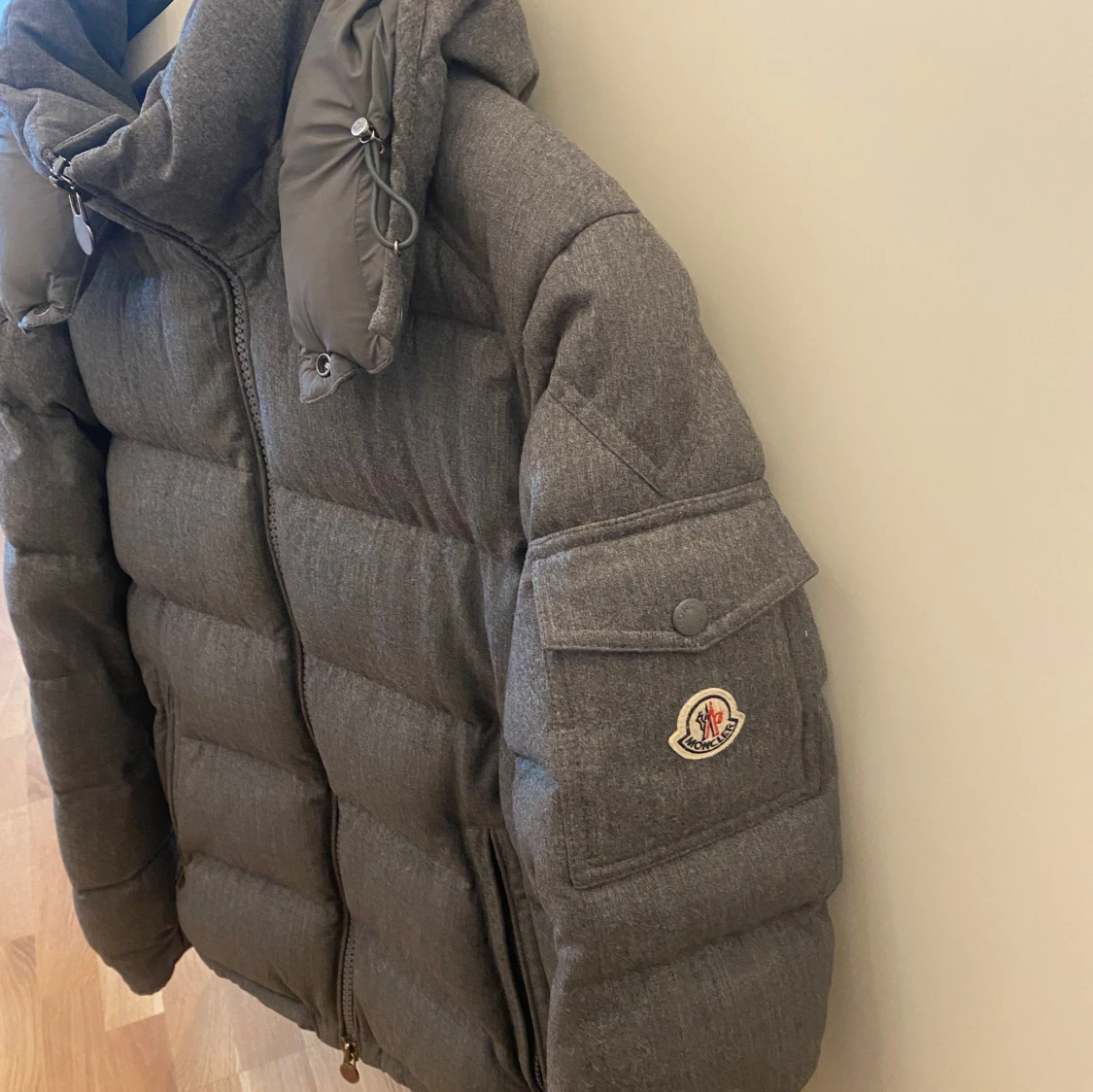 Grå Moncler pufferjacka med huva - 1