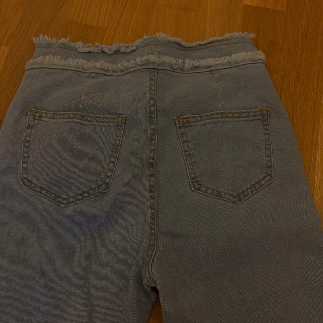 Ljusblå bootcut jeans med råa kanter - 2