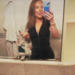 Svart byxdress - Säljer min byxdress från Bershka. Byxdressen har en tight passform och är tillverkad i ett stretchigt material som sitter snyggt på kroppen. Älskar den men har två likadana därför jag säljer.🌟💛🧡