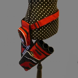 Röd och svart pilbågeväska från Avalon - Säljer en sportig röd och svart pilbågeväska från Avalon med flera fack och hållare för pilar. Väskan har dragkedja och bärs runt midjan. Perfekt för bågskytte och träning. Helt oanvänd då jag fick nedsatt syn precis innan tävlings säsongen han dra igång. Org pris 250kr