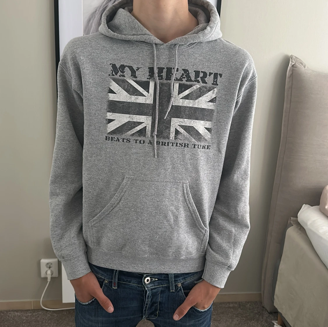 Grå hoodie med brittisk flagga