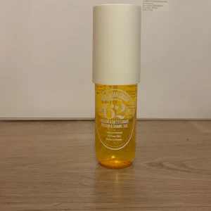 Sol de Janeiro Brazilian Crush 62 - Parfymmist från Sol de Janeiro i doften Brazilian Crush 62 med pistage och salt karamell. Flaskan är genomskinlig med gul vätska och har ett vitt, cylinderformat lock. Perfekt för dig som gillar söta och krämiga dofter.