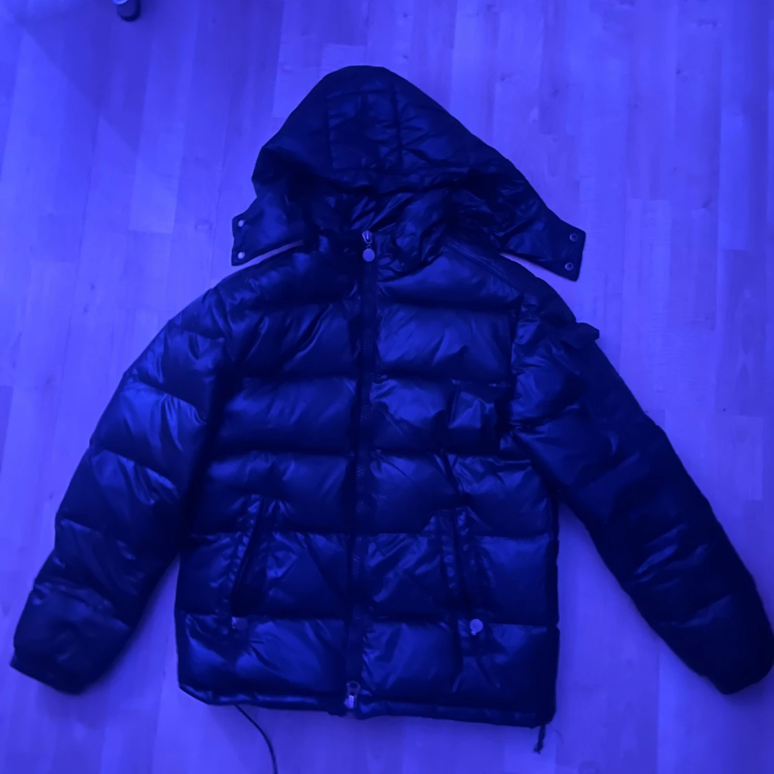 Svart pufferjacka med huva