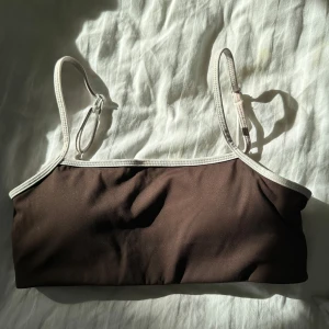 Exercere sport bh  - Säljer min bruna med vita band sport bh från Exercere. Storlek S. Jättefint skick o använt ca 2 gånger. Köptes för 638kr o säljer för 400kr. 