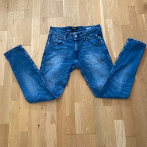 Replay Ambass jeans - Säljer nu dessa riktigt feta replay Ambass jeansen med mörkblå tvätt. Mycket bra skick, endast använda ca 15 ggr. W30 L30