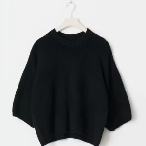 Stickad t-shirt - Super fin stickad t-shirt från Gina tricot med prislapparna kvar och helt oanvänd, säljer då jag inte hann returnera och den sitter inte som jag vill🩷skriv för egna bilder