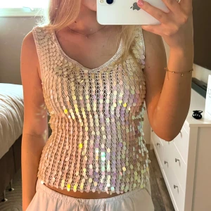Paljett topp/linne - Säljer en fest topp med paljetter och ibiza vibe! Fint skick och perfekt till sommaren.