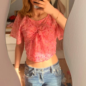  blommig topp  - Söt rosa blommig topp från Lindex. Storlek 12-14💗