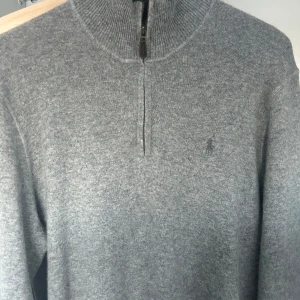 Ralph lauren cashmere half zip - Säljer en grå cashmere half zip från Ralph lauren, storlek M nypris 2000