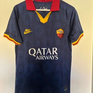 Roma - Dybala kit - Roma tröja och shorts från Nike med Dybala 21 på ryggen. Storlek S & i nyskick. Skriv gärna vid funderingar/frågor!