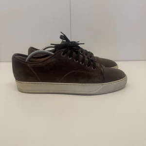 Lanvin skor  - Tjena, säljer dessa bruna lanvin skor i ett mycket bra skick. Det finns lite repor fram på toeboxen bå båda skorna men annars i fint skick. Skriv vid frågor och funderingar eller om du vill ha bild på något mer. Mvh 