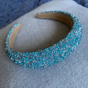Hårband - Ett fint hårband från shein med blå och silvriga diamanter/stenar. Köpt nyligen och knappt använt så i nytt skick! Ställ gärna frågor! 🥰