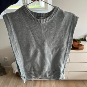 Ljusblå stickad väst från Zara - Snygg ljusblå stickad väst från Zara med ribbade kanter. Perfekt för lager-på-lager-stil under kyligare dagar.