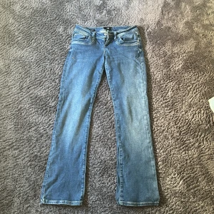 Valerie bootcut LTB jeans  - Storlek 26:32. Ltb jeans i modellen valerie. Byxorna är low waist. De är stretchiga i materialet så skulle säga att de funkar för 34-38. 