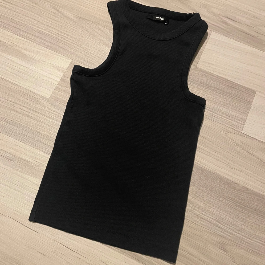 Svart ribbad linnetopp 