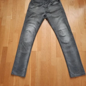 Replay jeans slim fit - Replay jeans Anbass 👖slim fit i storleken 32/34. Skicket är mycket bra skick, då man inte kan se någon användning alls av själva produkten. Retail ligger runt 1000-1500kr. Varan har inga defekter. Priset går att diskuteras. Hör av er vid minsta lilla funderingar. 