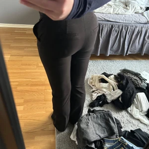 Kostymbyxor  - Svarta kostymbyxor från H&M. Lite slitna vid knäna och på rumpan (se sista bilden) men inget som syns på långt håll. 