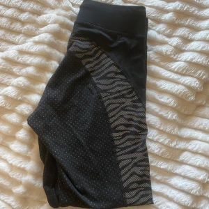 Svarta ridtights med mönster - Snygga ridtights med zebramönster. Knyt snöre i midjan på insidan. Bra skick!