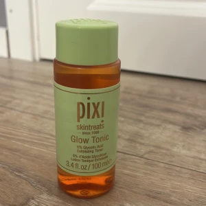 Pixi Glow Tonic - Detta är en toner från märket pixi, jag säljer denna för att jag har 3 andra toners och denna inte kommer till användning, ALDRIG använt denna utan fick den i en jul kalender och aldrig ens öppnat bara tagit bort plasten. Denna toner ger ett fint glow på huden! 💓