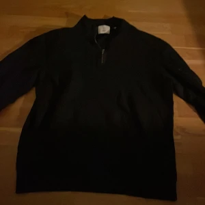 Mörkblå tröja med dragkedja från Black - Säljer en mörkblå tröja från Bläck med dragkedja vid halsen. Tröjan har långa ärmar. Tröjan är storlek L men passar som storlek S.                   Skriv vid minsta fråga!