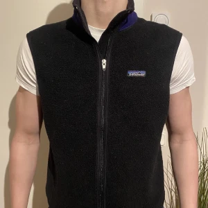 Patagonia väst  - En riktig snygg och trendig patagonia väst i fint skick, storlek M men sitter som S-stor xs. vid frågor är de bara att skriva, tar emot prisförslag🙌