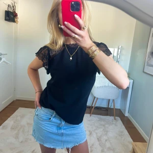 Svart blus med spetsdetaljer - Så fin och trendig svart blus med spetsdetaljer på ärmarna. Perfekt för middag/fest eller när man vill känna sig lite extra uppklädd bara💕från only i storlek XS🌸 säljs ej längre