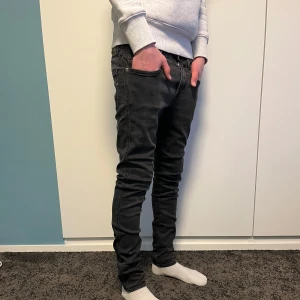 Replay anbass - Tja! Otroligt snygga grå/svarta replay anbass Hyperflex i storlek 29/32 men sitter som 28/32. Jeansen är i nyskick utan några defekter. Nypris: 1800, vårt pris: 549! Skriv vid minsta fundering, pris kan diskuteras vid snabb affär!