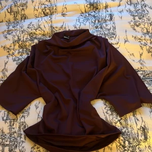 Gina Tricot, scrunsh topp i glansigt material.  - Köpt för 350, säljer för 250 kr. Vinröd. 