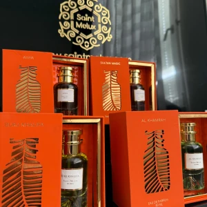 Unika parfymer  - Upptäck exklusiva parfymer från Saint Melux med dofter som Buri Khalifa, Al Khamrah och Glory Vanille. Förpackningarna är i elegant svart och orange med dekorativa mönster. Perfekt för den som söker unika och lyxiga dofter.16st olika skriv privat för mer information. 350-400kr