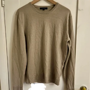 Beige merino tröja - Nypris 1500 kr, mitt pris endast 500 kr. Väldigt fint skick.