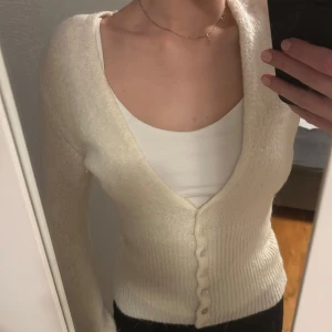 Stickad kofta - Säljer denna stickade tröjan som går in i midjan jättefint. Vet ej märket eller storlek men uppskattar storlek xs/s