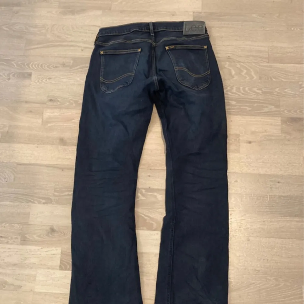 Snygga mörkblå jeansbyxor med klassisk femficksdesign och kontrastsömmar. Perfekta för en avslappnad stil. De har en normal passform med bootcut . Farkut & Housut.