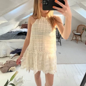 Vit student klänning - Jätte fin sommar/student klänning. Helt ny med lapp kvar. Super fint material och mönster!!😍😍😍