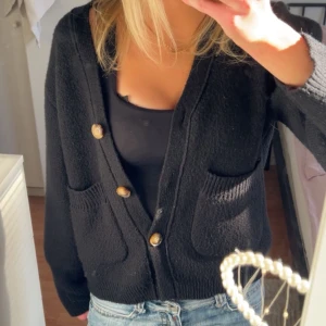 Kofta  - Superfin svart kofta med knappar💕