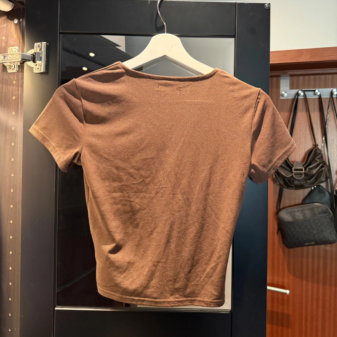 Brun v-ringad topp  - 2