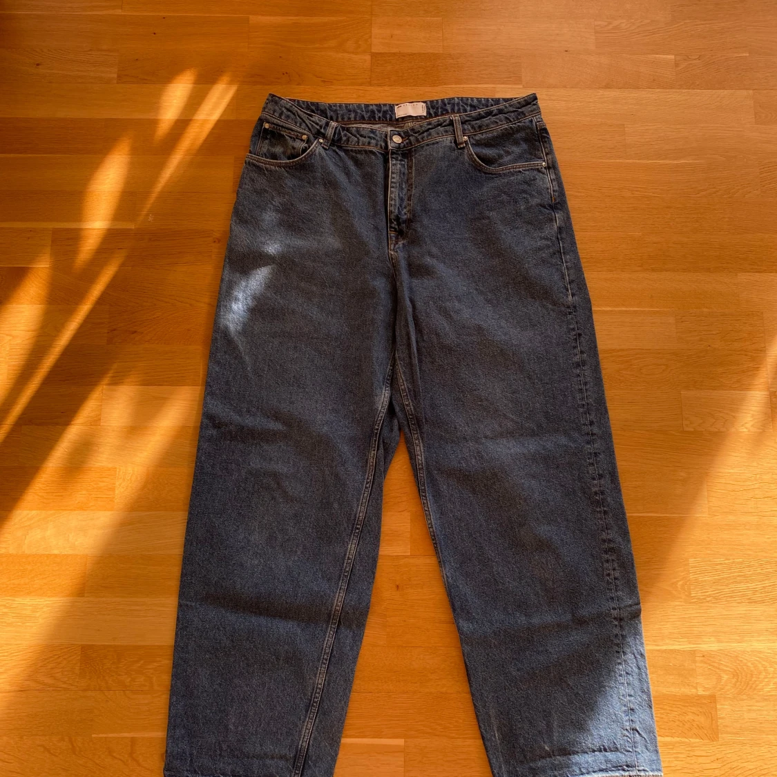 Blåa oversized jeans