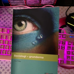 Sociologi - grunderna - Boken 'Sociologi - grunderna' av Tove Phillips ger en grundläggande introduktion till sociologi. Den täcker viktiga koncept och teorier inom ämnet och är rikt illustrerad med bilder och exempel för att underlätta förståelsen. Perfekt för studenter och nybörjare inom sociologi.