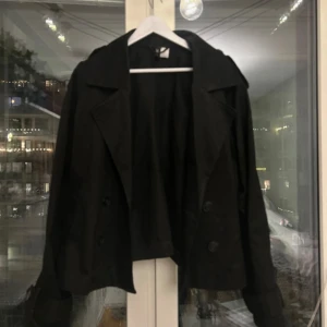 Svart trenchcoat - svart trenchcoat, nytt skick! skriv för fler bilder! pris kan diskuteras!💞kort i modellen men passar mig som brukar ha s/m💞
