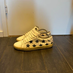 Saint Laurent Sneakers - Saint Laurent Sneakers - Välanvända - storlek 42/43 - pris 849kr - vid frågor eller funderingar är det bara att skriva! 