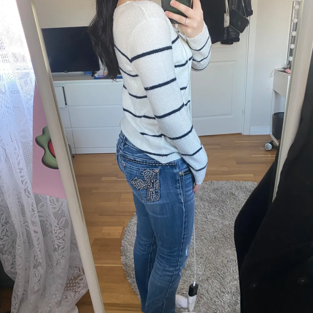 Säljer en vit tröja med svarta ränder från H&M. Tröjan har en normal passform och långa ärmar, perfekt för en avslappnad stil. Den är tillverkad i ett mjukt material som känns skönt mot huden.. Neuletakit & Villapaidat.