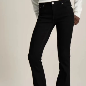 Svarta low flare jeans  - Säljer dessa jeans då de är för korta på mig. De är endast använda en gång så de är i ett väldigt bra skick 💕