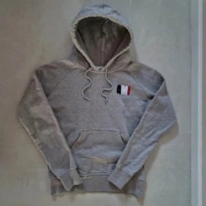Ami Paris hoodie - Snygg ami Paris hoodie för 1099kr. Bra skick enda är att ena snöret saknar dubb. Strlk (XS) skulle ändå säga att den sitter lite som S. 